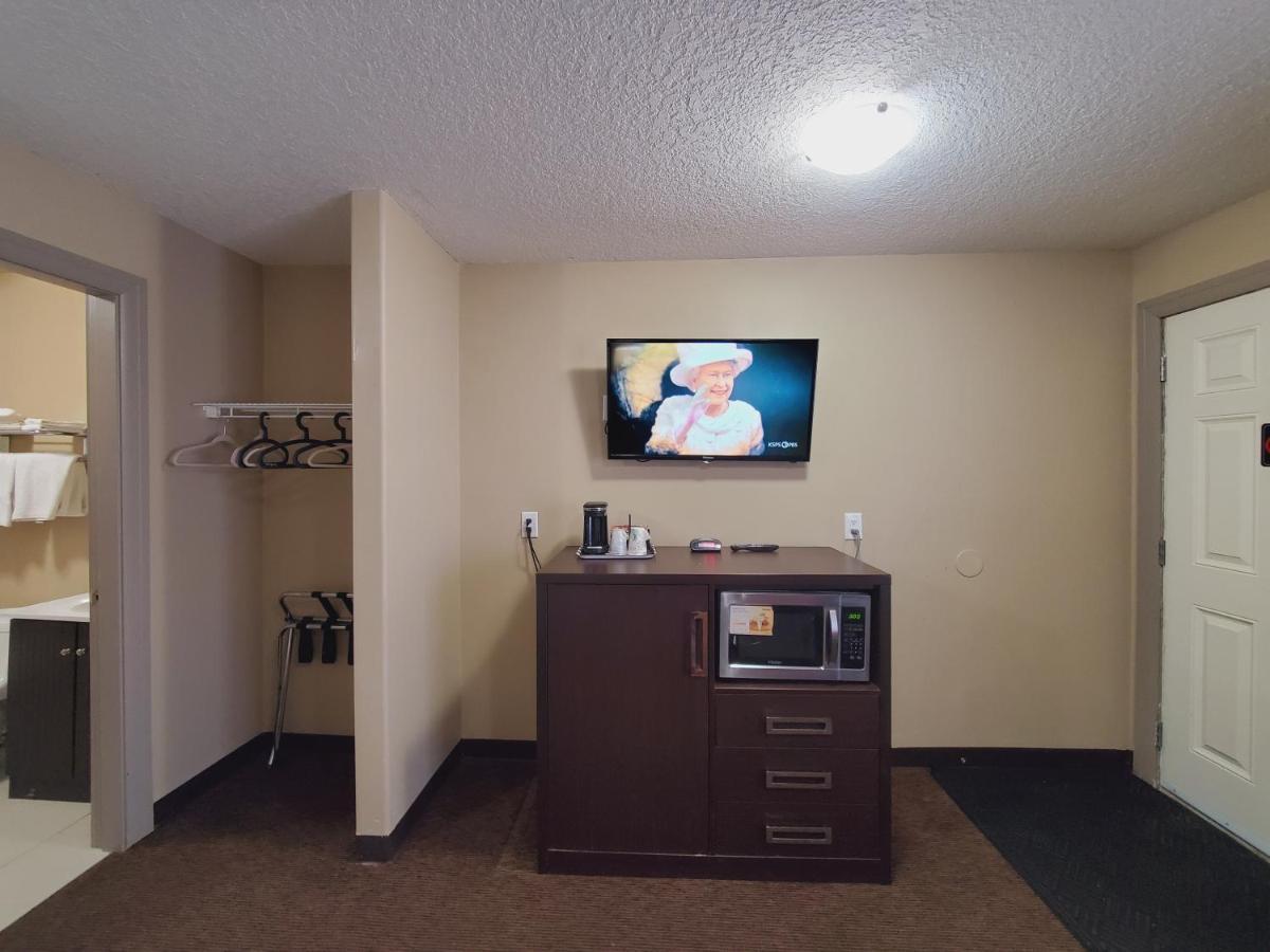 Royal Lodge Edmonton Exterior photo