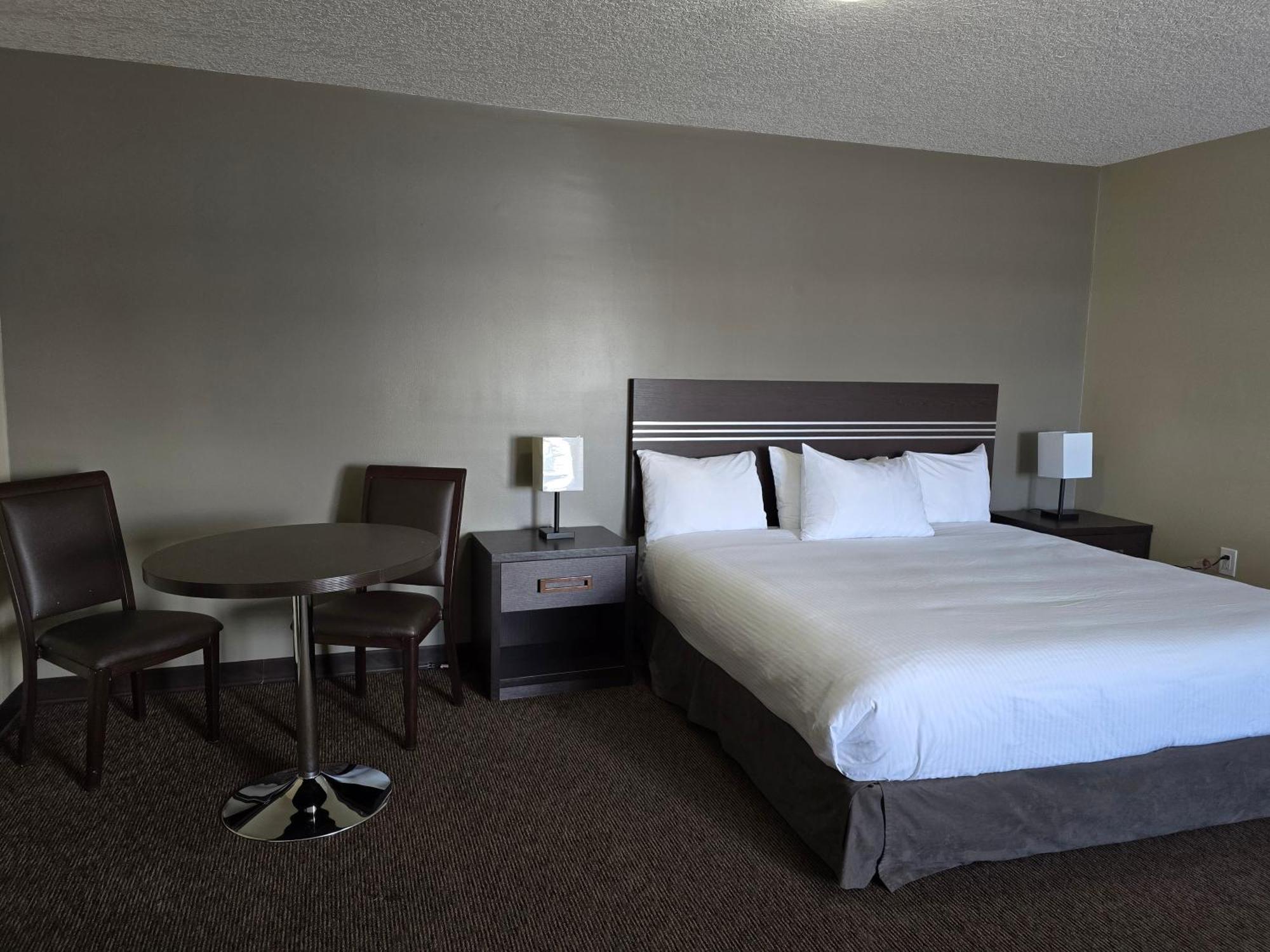 Royal Lodge Edmonton Exterior photo
